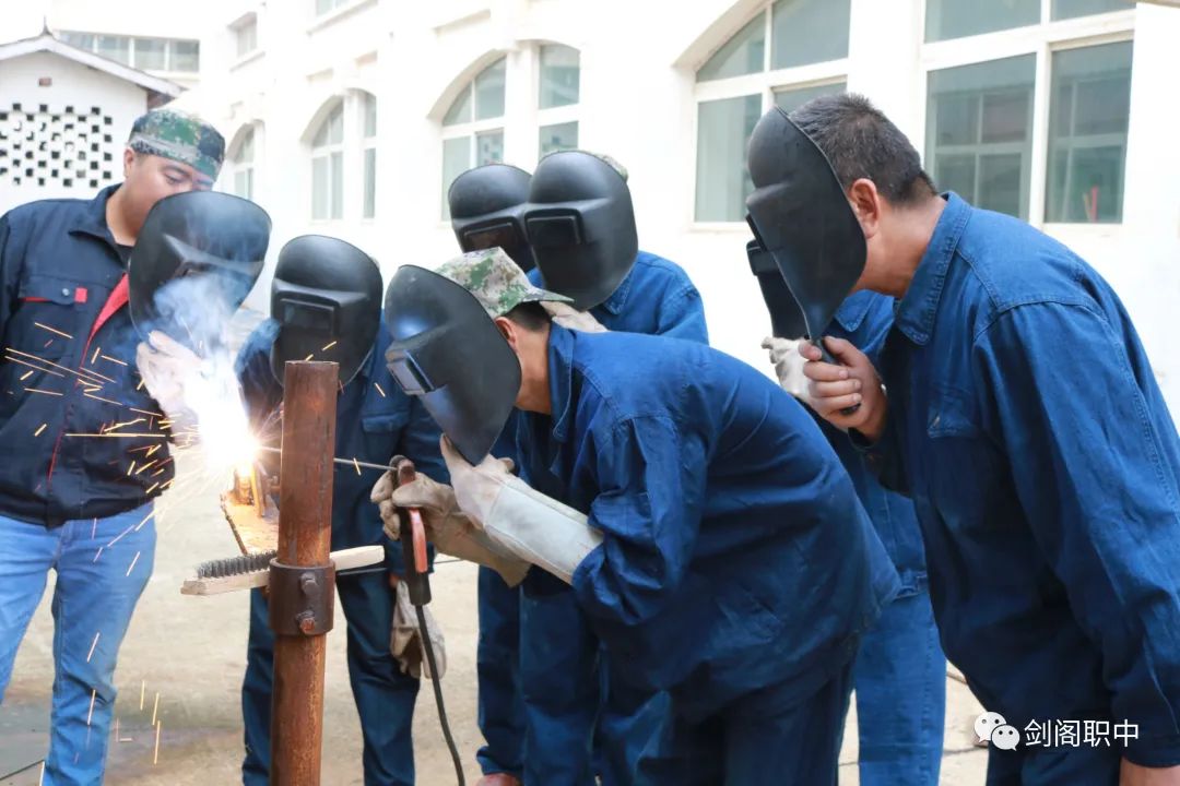 包吃包住,免费培训,中、高级证书!——剑阁职中2021扶贫专班开始报名咯!名额有限,欲报从速!