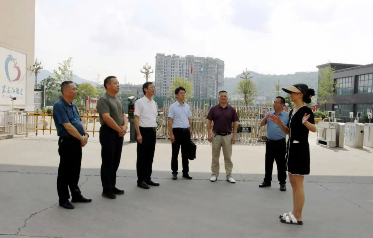 江苏省职业教育专家在我校考察交流