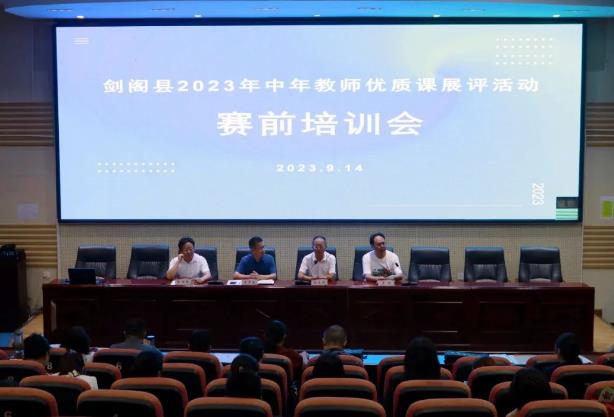 同台竞技展风采 优课评比敬芳华