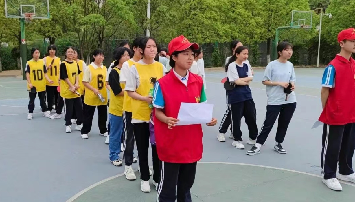 剑阁职中20名学生志愿者为全县4800余名体考考生提供志愿服务