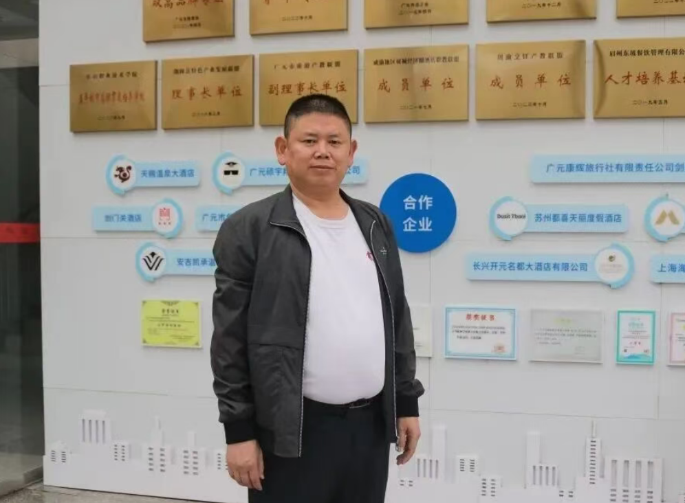 【优秀教师展播】甘当补位一块砖 愿挑脏累千斤担——记广元市优秀教师岳柏德老师