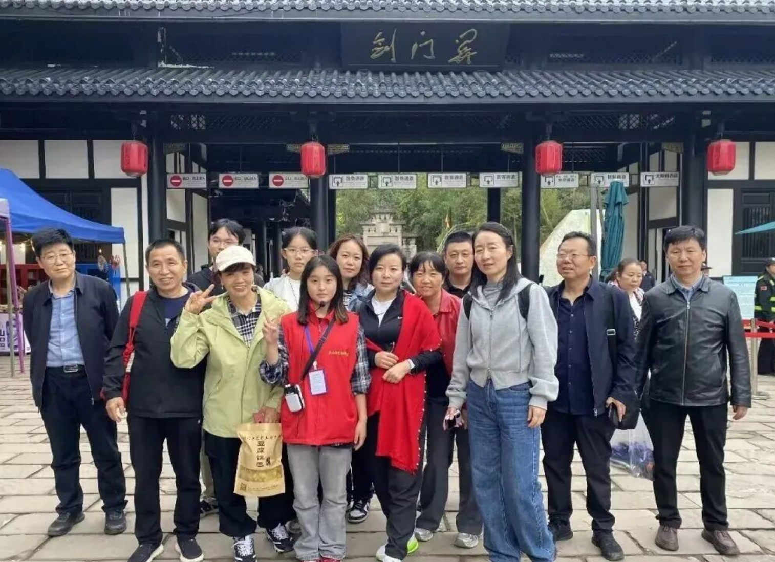 剑阁职中“小导游”专业助游 “黄金周”剑门关前游客点赞